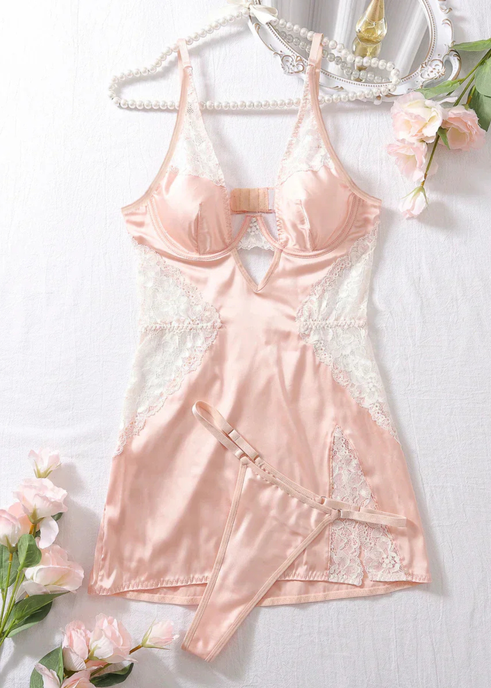 Nuisette satin dentelle avec string assorti