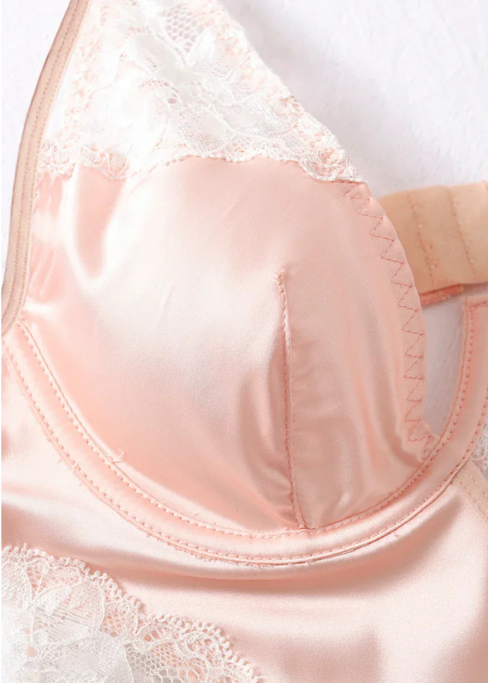 Nuisette satin dentelle avec string assorti